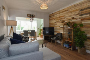 Air Maison - 2 Bed Flat with Garden Near Beach